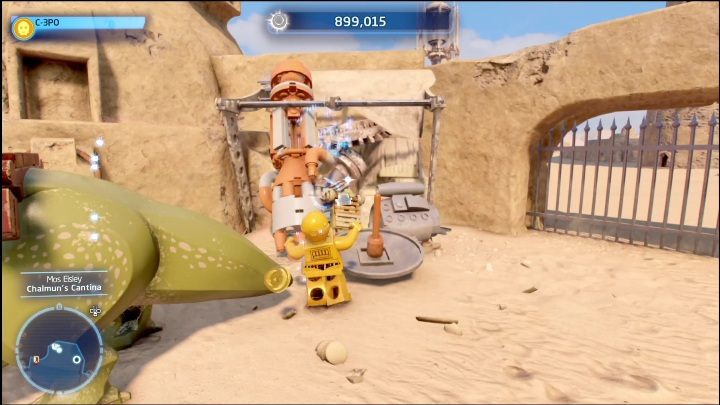 W stosie śmieci znajdziecie skrzynię z klockiem, aby ją otworzyć potrzebujecie granatu (posiada go postać z klasy Złoczyńcy) - LEGO Star Wars The Skywalker Saga: Mos Eisley - lista wszystkich łamigłówek - LEGO Skywalker Saga - poradnik do gry