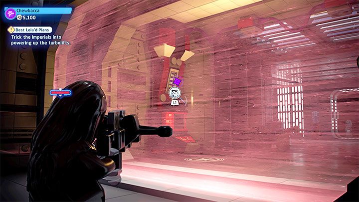 W etapie tym Chewbacca będzie udawał więźnia i jeśli chcecie zaliczyć jedno z wyzwań misji, to unikajcie w początkowej części misji alarmowania napotykanych wrogów - LEGO Skywalker Saga: Oca-lei-nie (Best Leiad Plans) - solucja, opis przejścia - LEGO Skywalker Saga - poradnik do gry