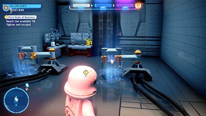 Po dokonanym sabotażu użyjcie obrotowej bramki i przedostańcie się na jedną z wyższych półek - LEGO Skywalker Saga: Najwyższy początek (First Order of Business) - solucja, opis przejścia - LEGO Skywalker Saga - poradnik do gry