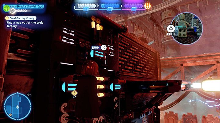 Wybierzcie R2-D2 i wejdźcie w interakcję z tutejszym niebieskim terminalem, ponownie rozwiązując mini-grę i załączając cut-scenkę z przemieszczania ruchomej platformy - LEGO Skywalker Saga: Fanaberie w fabryce droidów (Droid Factory Frenzy) - solucja, opis przejścia - LEGO Skywalker Saga - poradnik do gry