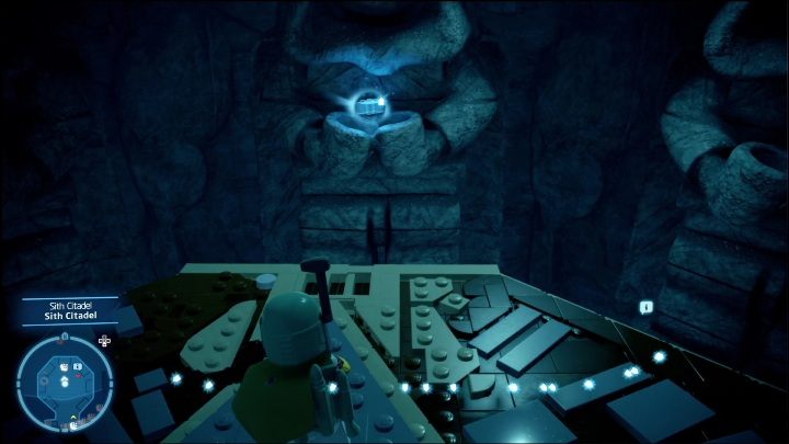 Ten klocek leży w dłoniach posągu, którą zobaczycie zjeżdżając windą do wnętrza Cytadeli - LEGO Star Wars The Skywalker Saga: Cytadela Sithów - lista wszystkich łamigłówek - LEGO Skywalker Saga - poradnik do gry
