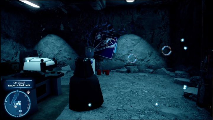 Ten klocek schowany został we wnęce w ścianie, a następnie zakryty plakatem - LEGO Star Wars The Skywalker Saga: Cytadela Sithów - lista wszystkich łamigłówek - LEGO Skywalker Saga - poradnik do gry