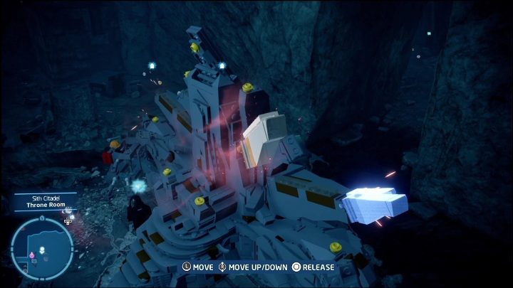 Aby dostać się do tej znajdźki musicie pozbierać części tronu leżące w pomieszczeniu i umieścić je na właściwych miejscach - LEGO Star Wars The Skywalker Saga: Cytadela Sithów - lista wszystkich łamigłówek - LEGO Skywalker Saga - poradnik do gry