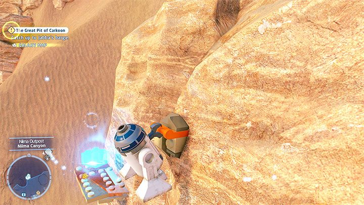 Musicie zainteresować się ścianą wspinaczkową z obrazka 1, przy czym ostrzelajcie jej wszystkie unikalne elementy żeby odsłonić wszystkie zaczepy - LEGO Skywalker Saga: Osada Niima (Niima Outpost) - lista wszystkich łamigłówek - LEGO Skywalker Saga - poradnik do gry