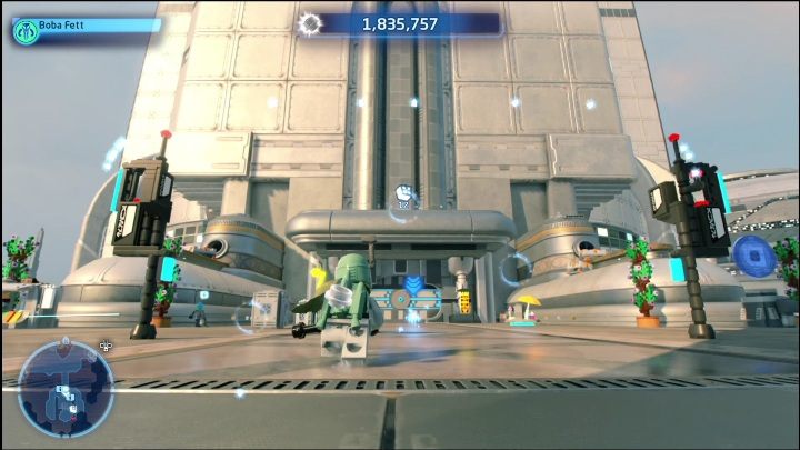 Ta znajdźka leży na zewnętrznej części budynku, zaraz nad wejściem - LEGO Skywalker Saga: Dzielnica federalna - lista wszystkich łamigłówek - LEGO Skywalker Saga - poradnik do gry