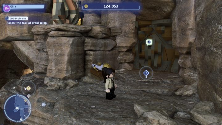 Idźcie za nowym wyznacznikiem na ekranie i podążajcie śladem pozostawionym przez droida (będą to małe, iskrzące się elementy), aż dotrzecie do drzwi na wyższym poziomie skały, niedaleko jaskini - LEGO Skywalker Saga: Problemy 9D9 (9D9 Problems) - solucja, opis przejścia - LEGO Skywalker Saga - poradnik do gry