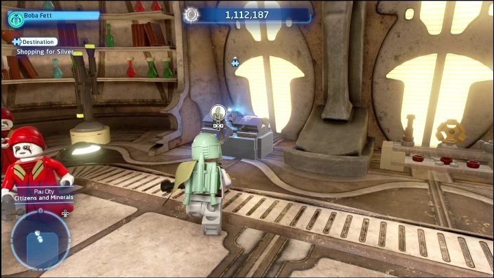 Klocek leży w skrzyni w sklepie, aby się do niego dostać musicie użyć granatu postaci z klasy Złoczyńców - LEGO Skywalker Saga: Miasto Pau - lista wszystkich łamigłówek - LEGO Skywalker Saga - poradnik do gry