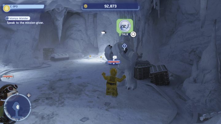 Wejdźcie do pomieszczenia i sterując droidem protokolarnym porozmawiajcie ze zleceniodawcą - LEGO Skywalker Saga: Zwamp mnie jeśli potrafisz (Wampa Wander) - solucja, opis przejścia - LEGO Skywalker Saga - poradnik do gry