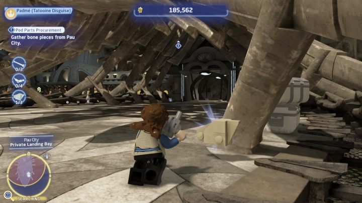 Udajcie się za wyznacznikiem do miejsca z ogromnym szkieletem i zbierzcie 10 kawałków klocków w kształcie kości - LEGO Skywalker Saga: Czyhając na części (Pod Parts Procurement) - solucja, opis przejścia - LEGO Skywalker Saga - poradnik do gry