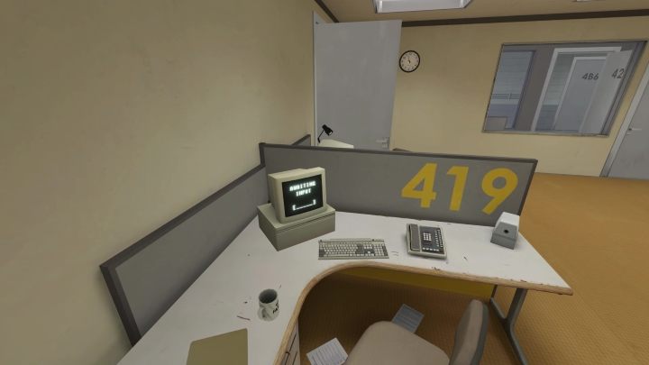 Pierwszy taki monitor pojawi się przy stanowisku pracownika 419 (drugie pomieszczenie z biurkami) - Stanley Parable Ultra Deluxe: Lewe drzwi - wszystkie zakończenia - Stanley Parable Ultra Deluxe - poradnik do gry
