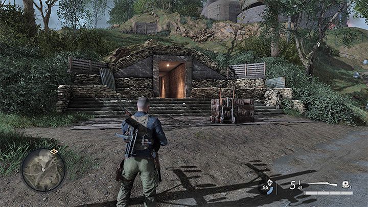 Wejście do tunelu pokazują powyższe obrazki, przy czym w okolicy tej znajduje się stanowisko maszynowe, które powinniście najpierw zneutralizować lub przynajmniej odwrócić uwagę wrogich żołnierzy - Sniper Elite 5: Unieszkodliwienie radaru (misja 1) - solucja, opis przejścia - Sniper Elite 5 - poradnik do gry