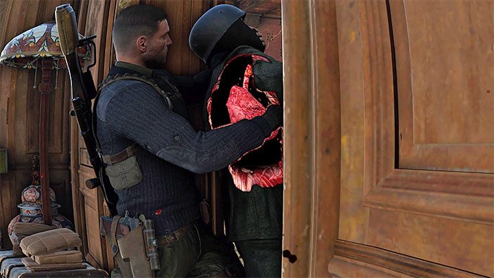 W trakcie podróżowania głównymi korytarzami posiadłości często zerkajcie na radar i aktywujcie skupienie po to żeby zmniejszyć ryzyko nagłego napotkania jakiegoś przeciwnika - Sniper Elite 5: Infiltracja chateau i odnalezienie biura Mollera (misja 2) - solucja, opis przejścia - Sniper Elite 5 - poradnik do gry