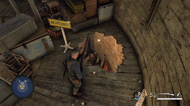 Na strychu rozejrzyjcie się za dziurą w podłodze z powyższego obrazka - Sniper Elite 5: Wejście do biura i znalezienia sekretów Mollera (misja 2) - solucja, opis przejścia - Sniper Elite 5 - poradnik do gry
