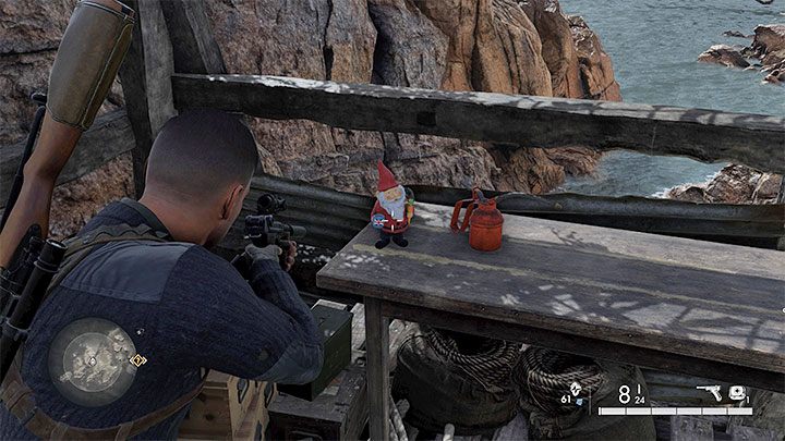W trakcie rozgrywania piątej misji gry możecie znaleźć i zniszczyć 10 gnomów - przykładowy pokazaliśmy na obrazku - Sniper Elite 5: Sekrety i znajdźki misji 5 (Festung Guernsey) - Sniper Elite 5 - poradnik do gry