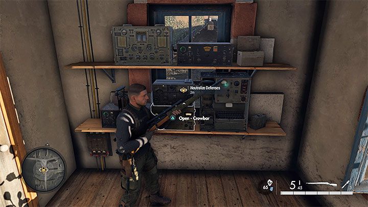 Centrum dowodzenia to główny budynek na terenie miasteczka - ten z wywieszonymi flagami - Sniper Elite 5: Wyzwolenie południowego miasteczka (misja 6) - solucja, opis przejścia - Sniper Elite 5 - poradnik do gry