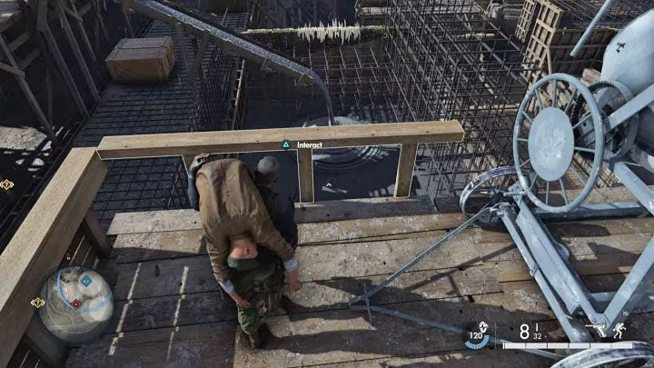 Podnieście nieprzytomnego Baumanna i zacznijcie przenosić go w stronę placu budowy - Sniper Elite 5: Cel z listy misji 5, Lanzo Baumann - solucja, opis przejścia - Sniper Elite 5 - poradnik do gry