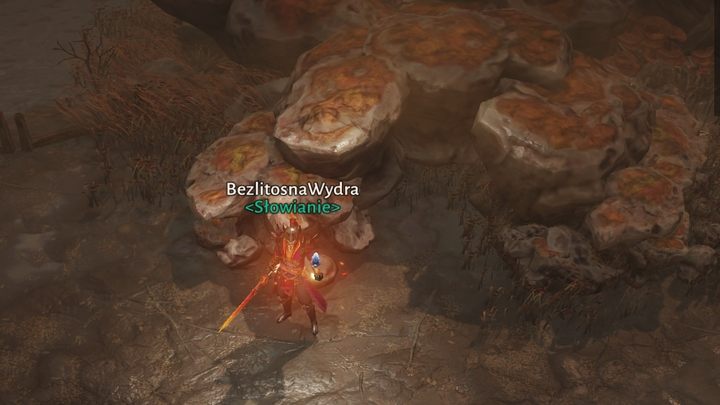 Na północy jednak, gdzie krajobraz ulega zmianie, zmodyfikowany jest wygląd wejścia: inny układ kamieni oraz czerwony mech - Diablo Immortal: Żółcibagno (Bilefen) - mapa lokacji - Diablo Immortal - poradnik do gry