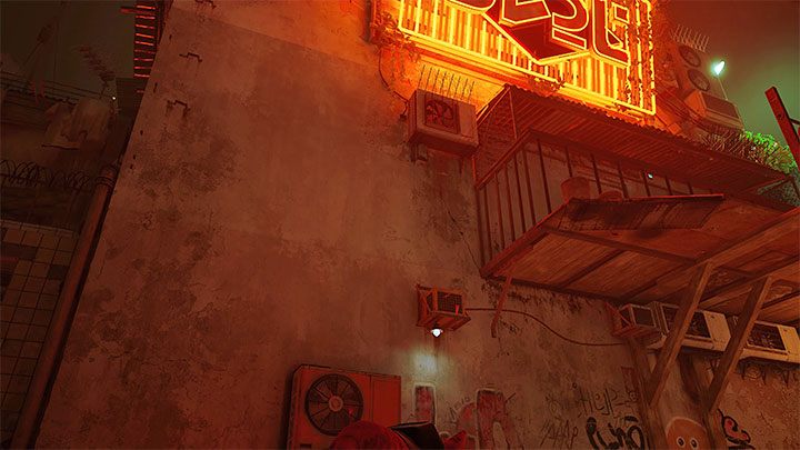 Dotrzyjcie do obszaru pod dużym neonem - w okolicy tej przebywają 2 roboty, które rzucają puszkami z farbą - Stray: Slumsy (The Slums), rozdział 4 - solucja, opis przejścia - Stray - poradnik do gry
