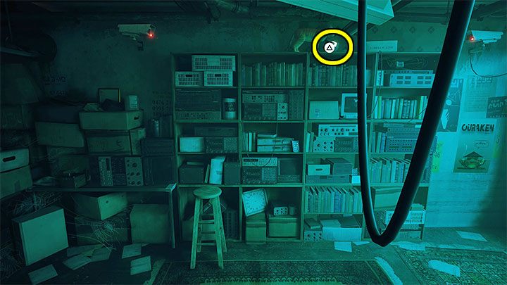 W nowym pokoju trzeba zlokalizować 4 źródła zasilania - są to małe skrzynki, które kot może chwytać w pyszczek i przenosić - Stray: Zagadka z ciałem do ściągnięcia B-12 - Mieszkanie (The Flat) - Stray - poradnik do gry