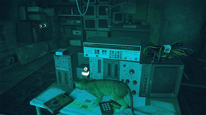 Drugi obiekt jest na centralnym biurku i wykorzystywany jest do zasilania jednego z komputerów - Stray: Mieszkanie (The Flat), rozdział 3 - solucja, opis przejścia - Stray - poradnik do gry