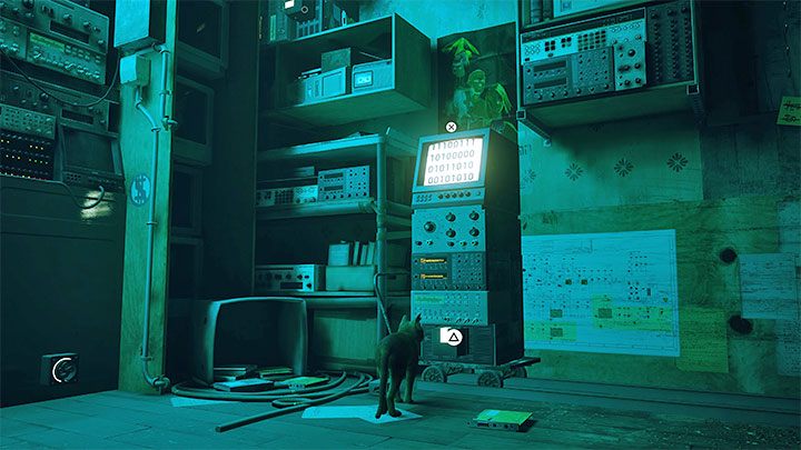 Czwarty obiekt jest w slocie maszyny, która przesunęła się celem pozyskania trzeciego źródła zasilania - Stray: Mieszkanie (The Flat), rozdział 3 - solucja, opis przejścia - Stray - poradnik do gry