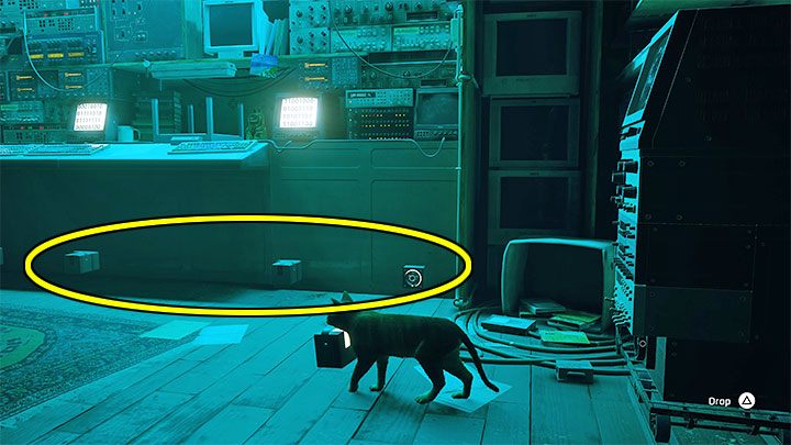 Każde źródło zasilania musicie umieścić w jednym z dostępnych dolnych slotów - znajdują się one pod szerokim urządzeniem (powyższy obrazek) - Stray: Mieszkanie (The Flat), rozdział 3 - solucja, opis przejścia - Stray - poradnik do gry