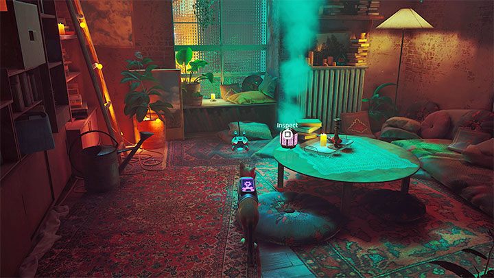 Pierwszy ślad to dymiąca skrzynka leżąca na niskim stoliku - Stray: Śródmiasto (Midtown), rozdział 10 - solucja, opis przejścia - Stray - poradnik do gry