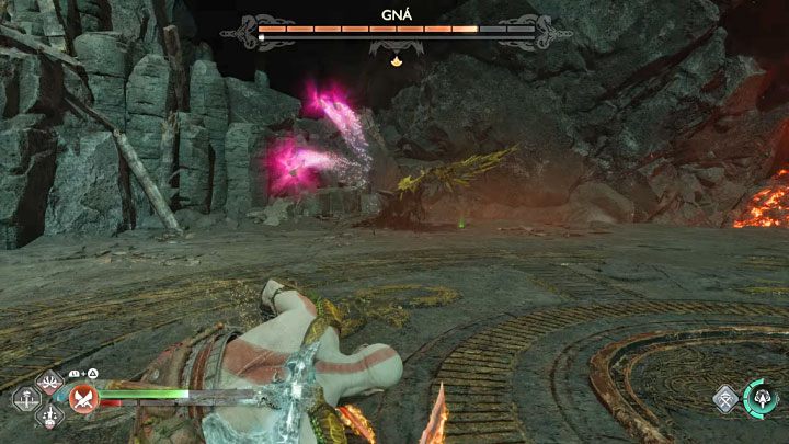 Strzelanie samonaprowadzalnymi pociskami - Mogą to być zwykły lub czerwony atak i Gna dodatkowo strzela dwoma seriami pocisków - God of War Ragnarok: Jak pokonać bossa Królowa walkirii Gna (Valkyrie Queen Gna)? - God of War Ragnarok - poradnik do gry