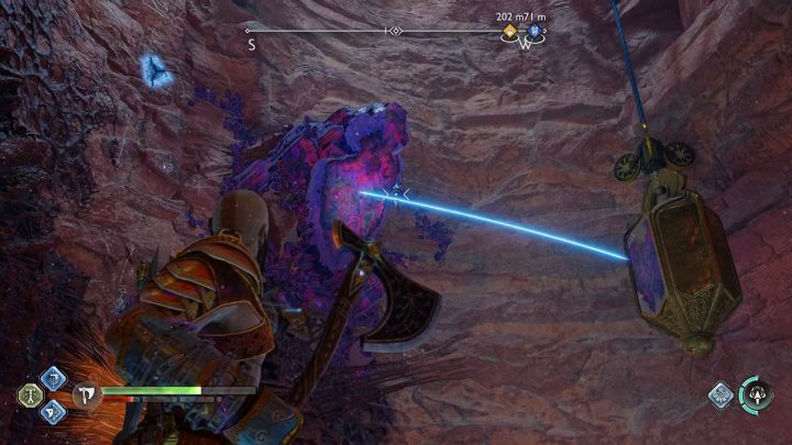Rzućcie toporem w kryształ, tak aby odbił się o kryształ poniżej i poczekajcie aż usunie się blokada zasłaniająca uchwyt - God of War Ragnarok: Pieśń Piasków (Song of the Sands) - solucja, opis przejścia - God of War Ragnarok - poradnik do gry