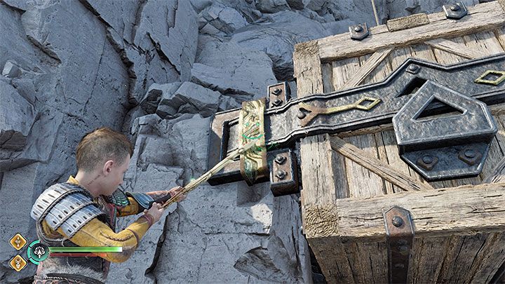 Dotrzecie do dwóch wiszących ładunków i Waszym zadaniem jest zniszczenie 2 zielonych zaczepów, które przytrzymują jeden z ładunków - God of War Ragnarok: Uciekinier (The Runaway) - solucja, opis przejścia - God of War Ragnarok - poradnik do gry