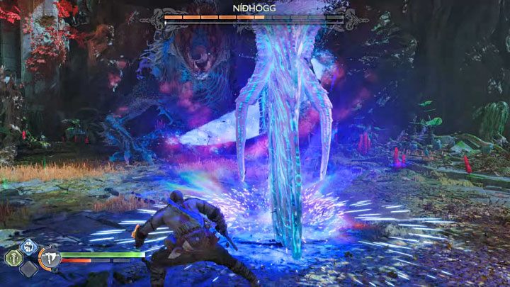 Boss zacznie stosować czerwony atak z wbijania ostrzy w ziemię - będą one pojawiały się przy szczelinach generowanych przez węża - God of War Ragnarok: Jak pokonać Nidhogga, węża z Vanaheim? - God of War Ragnarok - poradnik do gry