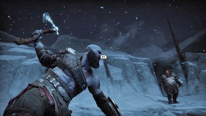 Po jednym z ataków Thora załączy się scenka i musicie być gotowi do rzucenia Lewiatanem - wciśnijcie R1 po otrzymaniu komunikatu na ekranie - God of War Ragnarok: Jak pokonać Thora? - God of War Ragnarok - poradnik do gry