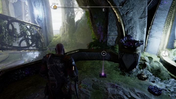 Artefakt będzie leżał na balkonie w pomieszczeniu z przejściem zablokowanym przez niebieski kryształ - God of War Ragnarok: Świątynia Światła (Temple of Light), Alfheim - sekrety, znajdźki - God of War Ragnarok - poradnik do gry