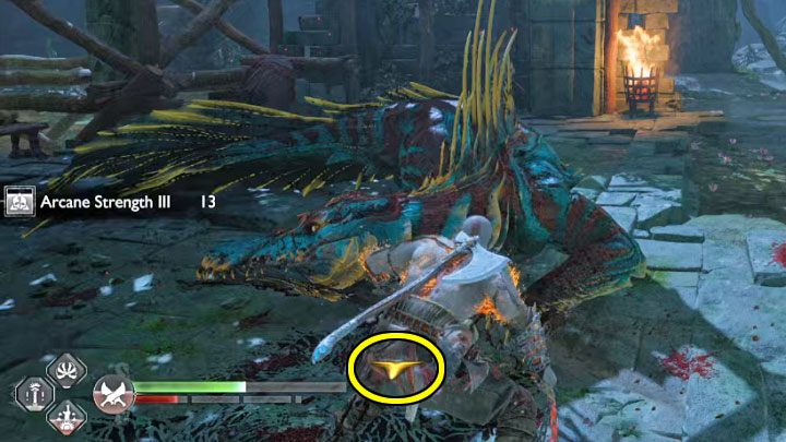 Podczas walki obserwujcie strzałki pojawiające się obok Kratosa (przykładową zaznaczyliśmy na obrazku) i nasłuchujcie komentarzy Atreusa - God of War Ragnarok: Jak pokonać bossa Dreki? - God of War Ragnarok - poradnik do gry