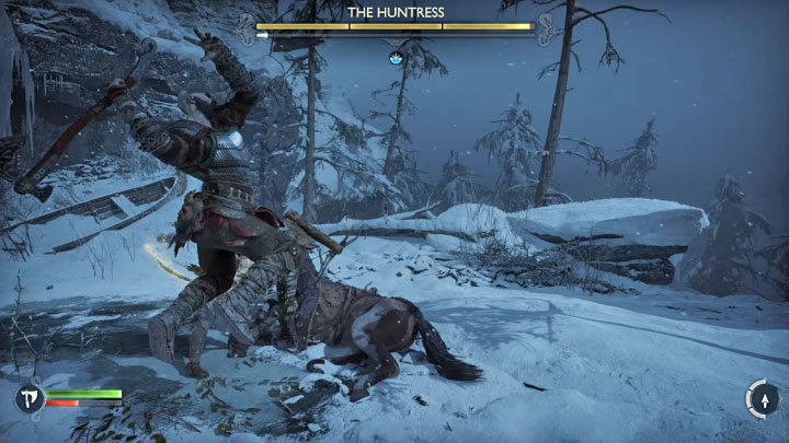 Trafiony w rogi boss przewróci się - wykorzystajcie to żeby szybko podbiec do Łowczyni i wyprowadzać silne ataki - God of War Ragnarok: Jak pokonać Łowczynię (The Huntress)? - God of War Ragnarok - poradnik do gry