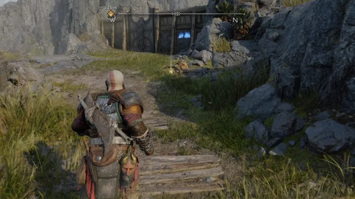 Runy napisane są na drewnianej ścianie obok bramy do Kuźni - God of War Ragnarok: Kuźnia (The Forge), Svartalfheim - sekrety, znajdźki - God of War Ragnarok - poradnik do gry