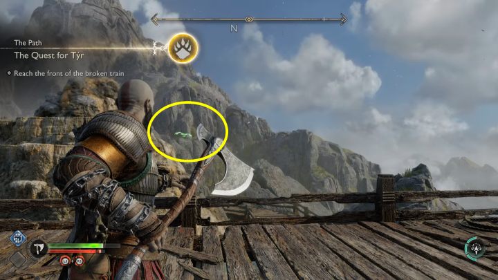 Kruk przelatuje w kółko nad torami u podnóża góry, w miejscu w którym zakończycie podróż wózkiem górniczym - God of War Ragnarok: Kuźnia (The Forge), Svartalfheim - sekrety, znajdźki - God of War Ragnarok - poradnik do gry