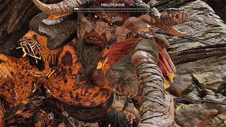 Miklimunnr do większości ataków używa ogromnego kamiennego bloku - God of War Ragnarok: Powrót do Ogryzka (The Applecore) i Kopalni Jarnsmida (Jarnsmida Pitmines) - God of War Ragnarok - poradnik do gry