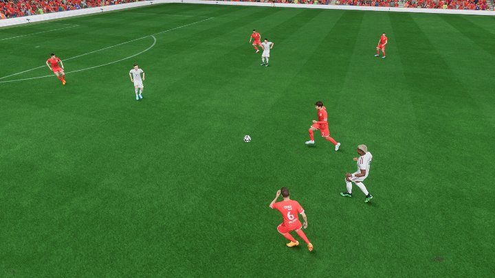 Podniesione podania (2*X/2*A) sprawdzają się wyśmienicie w przypadku, gdy chcecie podać futbolówkę nad wykonującym przechwyt lub wślizg przeciwnikiem lub gdy chcecie wystawić piłkę innemu zawodnikowi, co umożliwi oddanie strzału z powietrza - FIFA 23: Podania - rodzaje, jak wykonywać - FIFA 23 - poradnik do gry