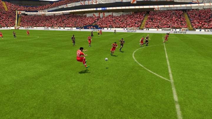 Popisowe dośrodkowanie (L2+kwadrat/LT+X), jak sama nazwa wskazuje, to techniczne zagranie, przy którym zawodnik wykonuje trick, a następnie podaje górą piłkę do adresata - FIFA 23: Dośrodkowania - rodzaje, jak wykonywać - FIFA 23 - poradnik do gry