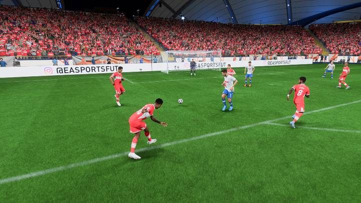 W FIFA 23 zmieniono nieco mechanikę niskiego strzału, przez co nie trzeba teraz używać konkretnej komendy - FIFA 23: Strzały - rodzaje, jak wykonywać - FIFA 23 - poradnik do gry