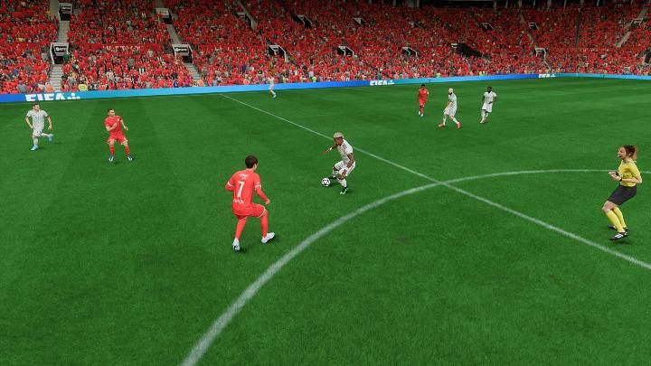 Korzystając z odpowiedniego przycisku (L1/LB) i z lewego analogu można wejść w tryb kontroli piłki - FIFA 23: Gra w ataku - budowanie akcji, kontrola, kontra - FIFA 23 - poradnik do gry