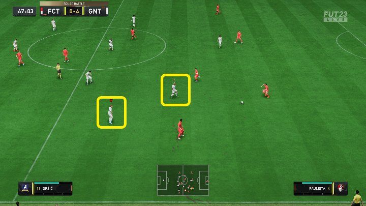 Grając w defensywie lub będąc na połowie przeciwnika, możecie skorzystać z pressingu kolegi (R1/RB) lub dwóch kolegów z drużyny (2xR1/RB) - FIFA 23: Gra w obronie - techniki podstawowe i zaawansowane - FIFA 23 - poradnik do gry