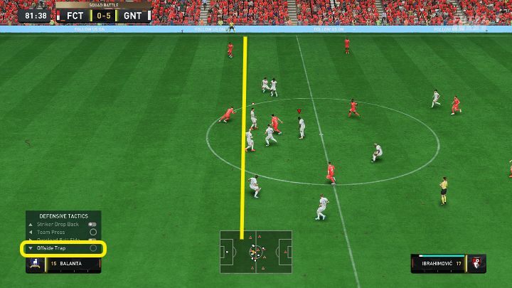 Próba złapania przeciwnika na pułapkę ofsajdową jest ryzykowana, ale w niektórych momentach może się opłacić - FIFA 23: Gra w obronie - techniki podstawowe i zaawansowane - FIFA 23 - poradnik do gry
