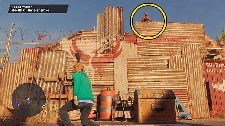 Zwróćcie uwagę na wartownika okupującego wyższą półkę - ma on dobre pole widzenia i może wszcząć alarm jeśli zaatakujecie kogoś znajdującego się pod nim - Saints Row 2022: Jeździec biesa (The Rod Warrior) - solucja, opis przejścia - Saints Row - poradnik do gry