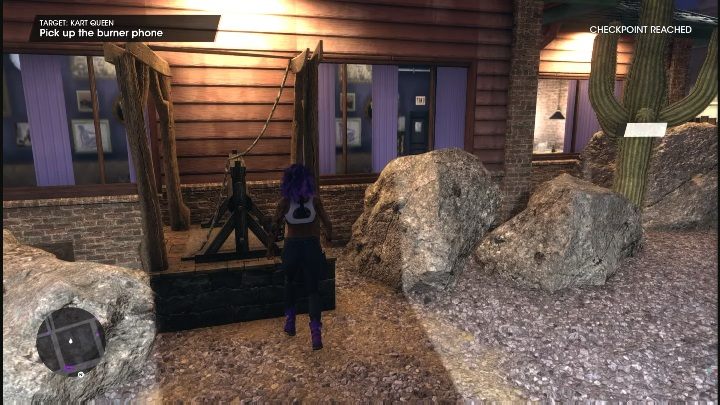 Gdy dotrzecie do miejsca oznaczonego na mapie, zobaczycie telefon przypięty do starej studni, zaraz obok baru - Saints Row 2022: Kart Queen - jak wykonać? - Saints Row - poradnik do gry