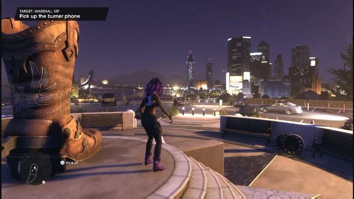 Gdy dotrzecie do miejsca oznaczonego na mapie, zobaczycie telefon przypięty do pomnika buta, na środku parkingu widokowego - Saints Row 2022: Marshall Vip - jak wykonać? - Saints Row - poradnik do gry