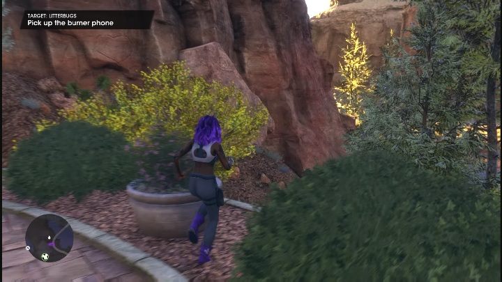 Gdy dotrzecie do miejsca oznaczonego na mapie, zobaczycie telefon schowany w krzakach obok fontanny - Saints Row 2022: Litterbugs - jak wykonać? - Saints Row - poradnik do gry