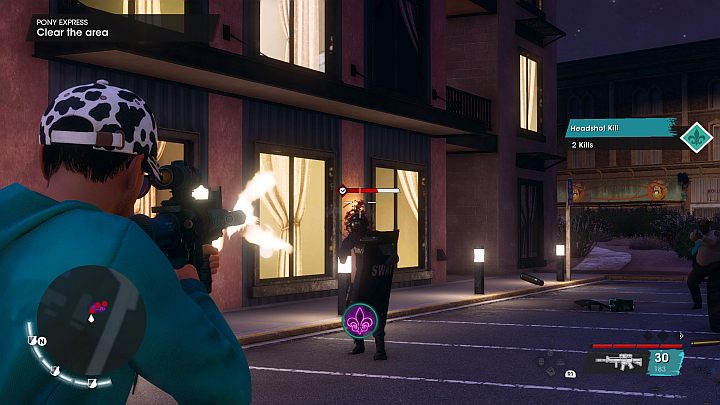 Na wyższych poziomach policyjnego pościgu mogą pojawiać się funkcjonariusze SWAT z dużymi tarczami - Saints Row 2022: Zasłony (cover) - czy można używać? - Saints Row - poradnik do gry