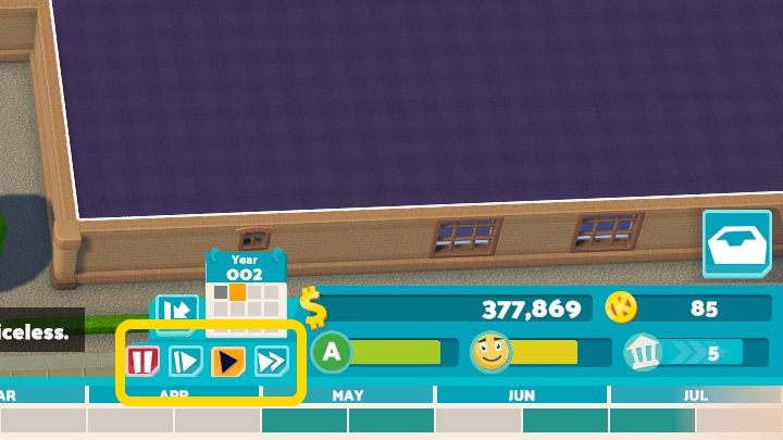 Prędkość gry możecie zmienić w dowolnym momencie za pomocą 4 przycisków interfejsu wskazanych na powyższym obrazku - Two Point Campus: Prędkość gry - jak zmienić? - Two Point Campus - poradnik do gry